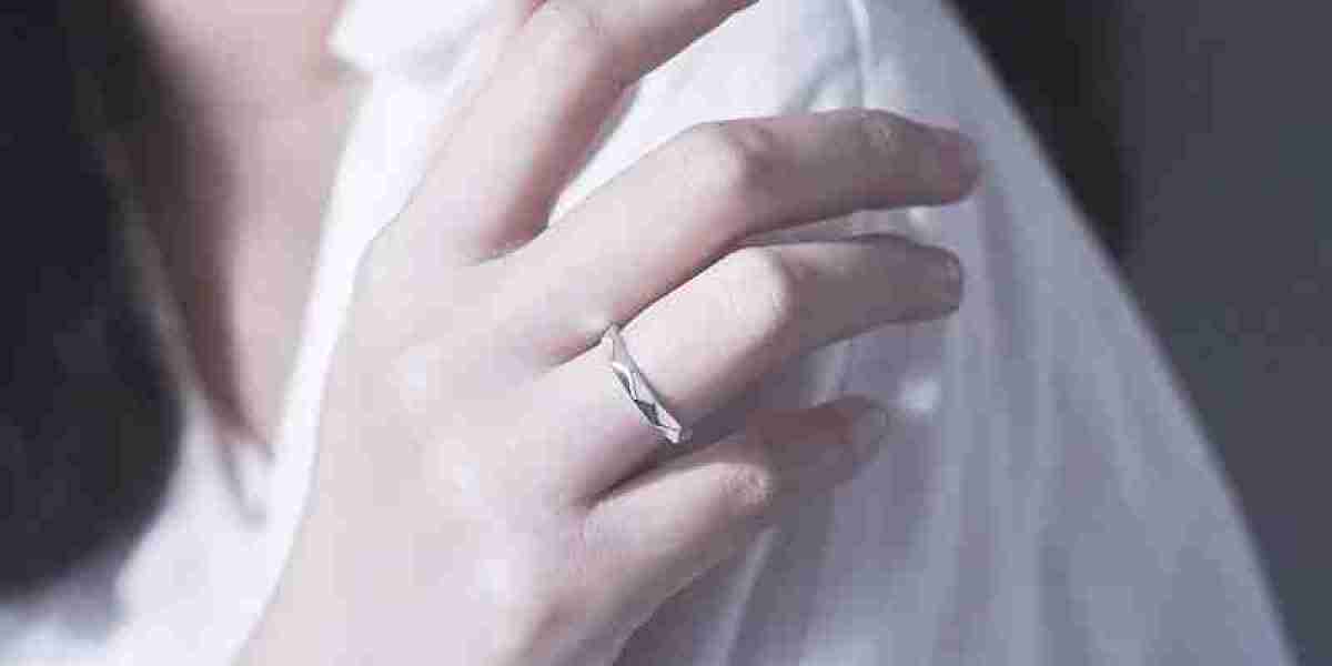 What's the design of the Look of a Promise Ring?